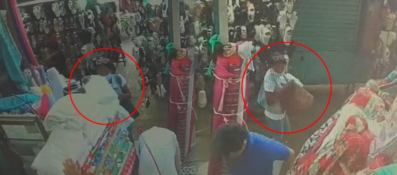 Momento en que mujer roba las dos telas.