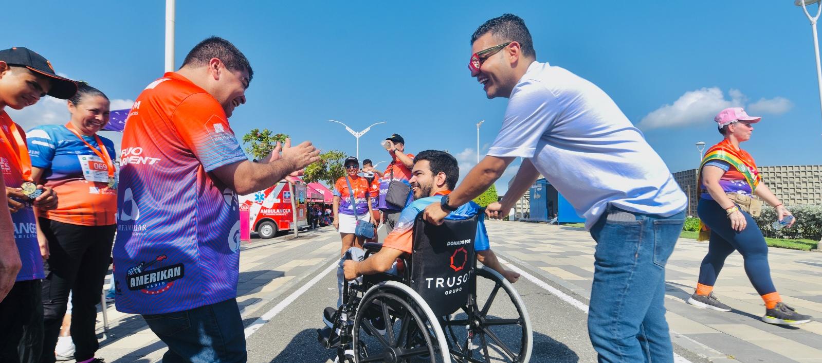 Entrega de sillas de ruedas.