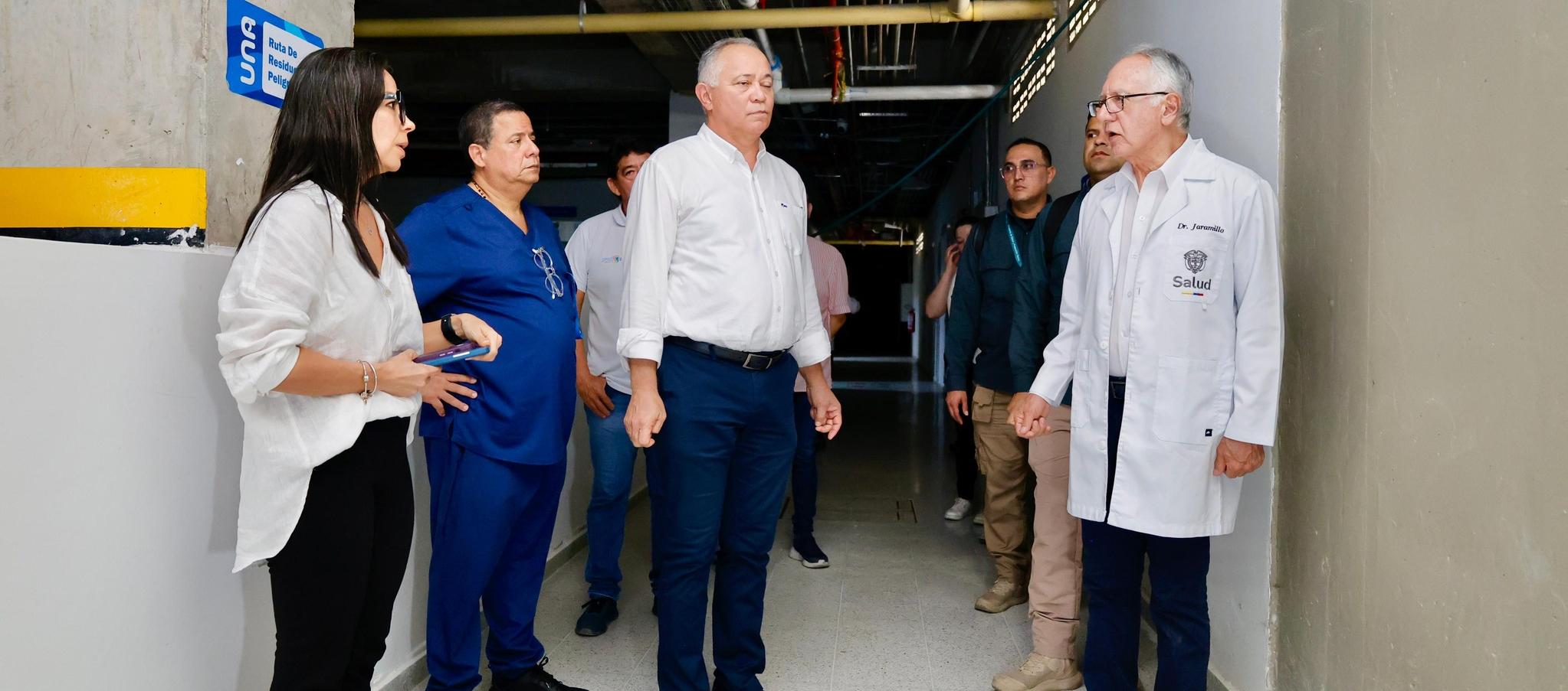 Fredys Socarrás junto al Ministro de Salud, Guillermo Jaramillo.