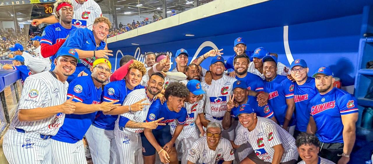 Teo Gutiérrez y Carlos Bacca con los peloteros de los Caimanes.