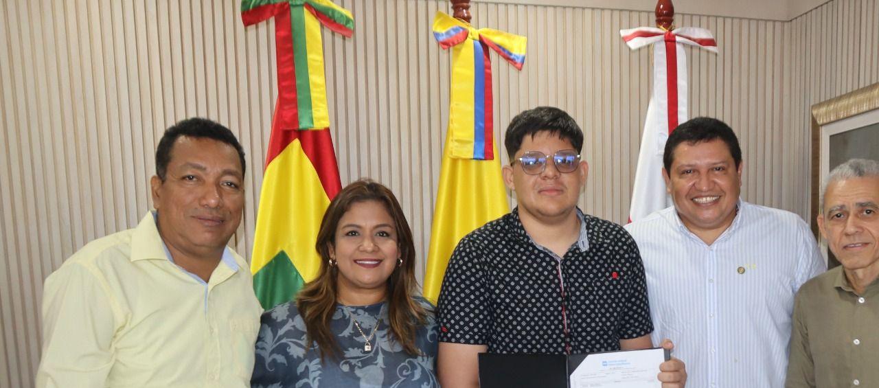 Rector de la Institución Educativa Juan V Padilla Wilmer Solaez, Secretaria de Educación Departamental Maribel Castro Flórez, el joven Javier Alfredo Molina Molina,  vicerrector José Luis Castro Guerra y el rector de Unimetro Dr. José Borré Aguilera.