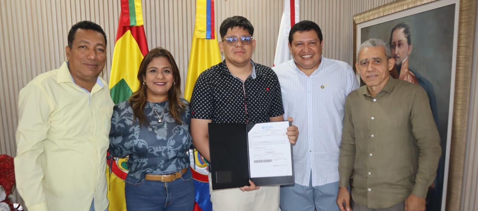 Rector de la Institución Educativa Juan V Padilla Wilmer Solaez, Secretaria de Educación Departamental Maribel Castro Flórez, el joven Javier Alfredo Molina Molina,  vicerrector José Luis Castro Guerra y el rector de Unimetro Dr. José Borré Aguilera.