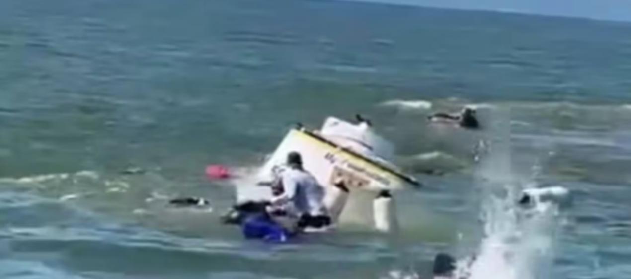 Barco que se hundió en el Golfo de Urabá este sábado. 