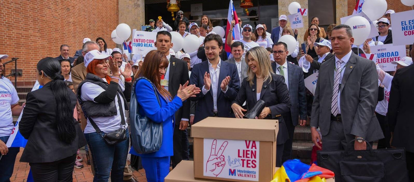 Entrega de firmas de Vicky Dávila.
