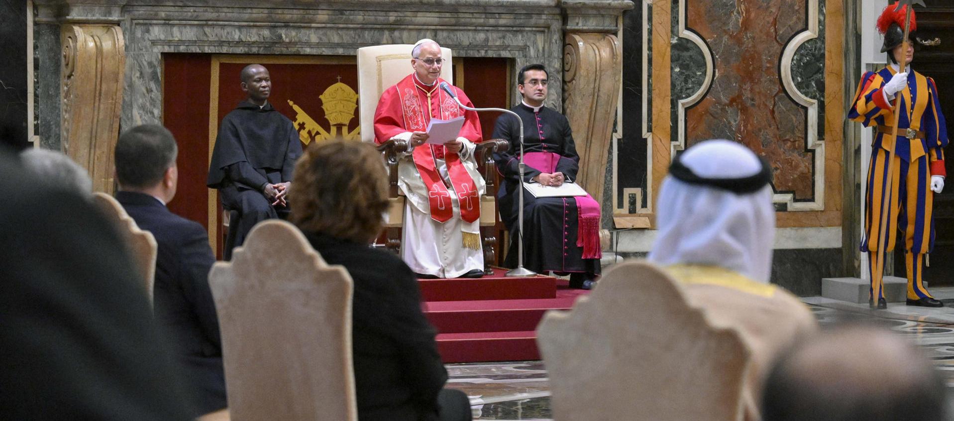 El pontífice durante el encuentro con los representantes de varios países. 