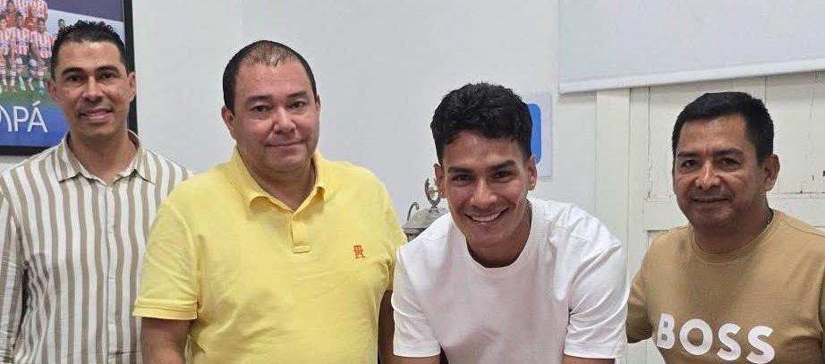 Jannenson Sarmiento firmando su contrato con Junior. 