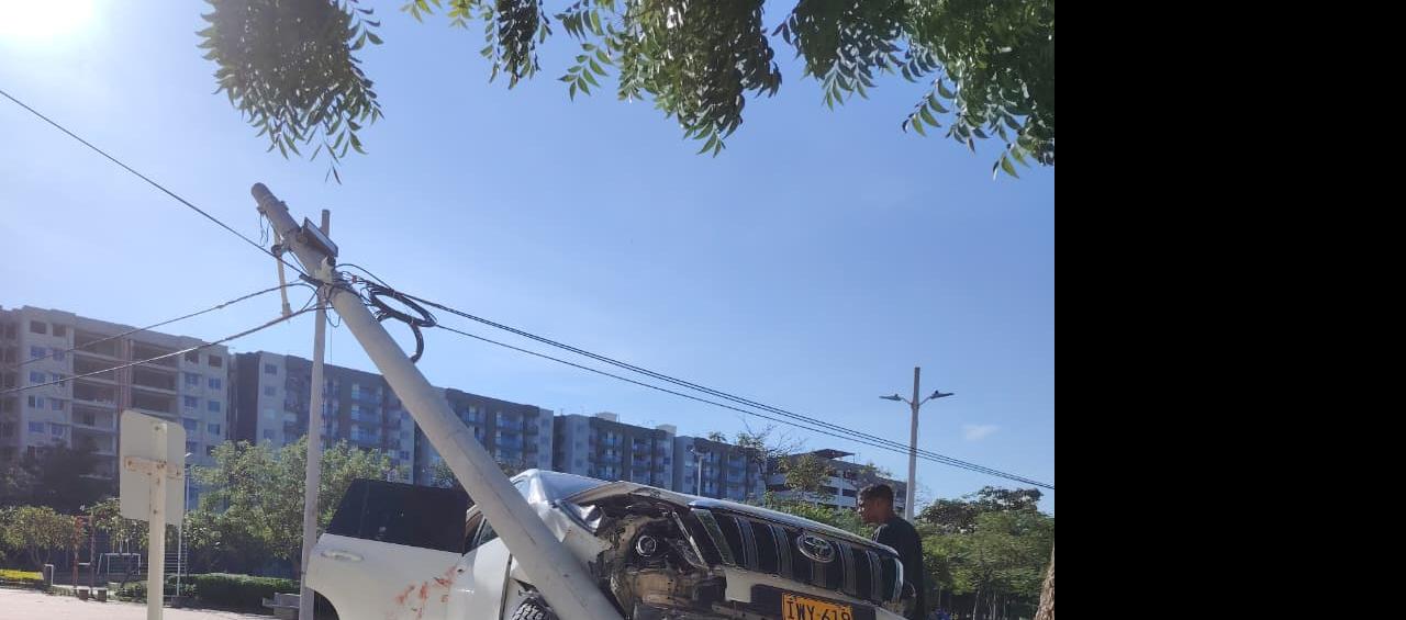 Después del ataque criminal, el vehículo chocó con un poste.