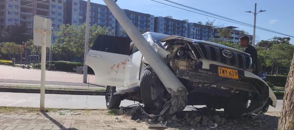 Después del ataque criminal, el vehículo chocó con un poste.