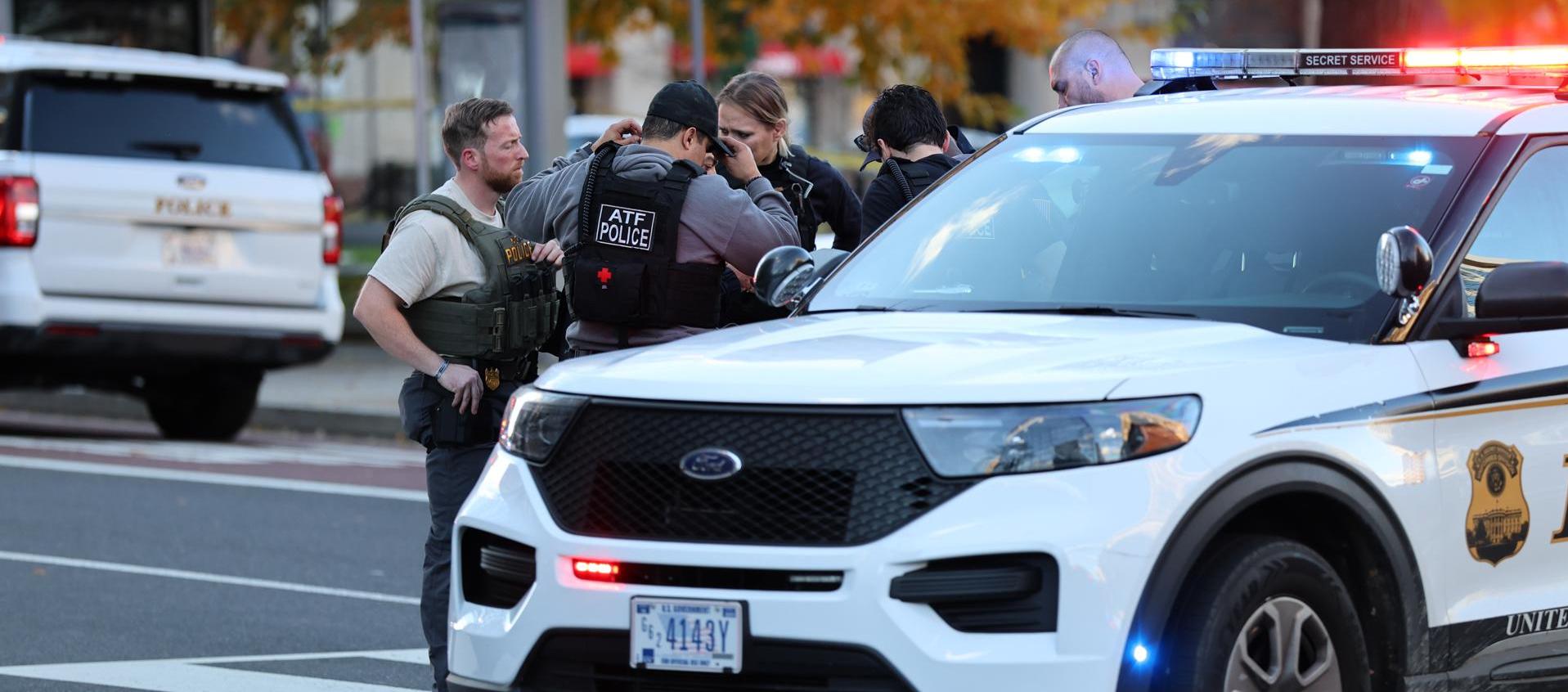 Agentes custodian cerca de la Casa Blanca en Washington 