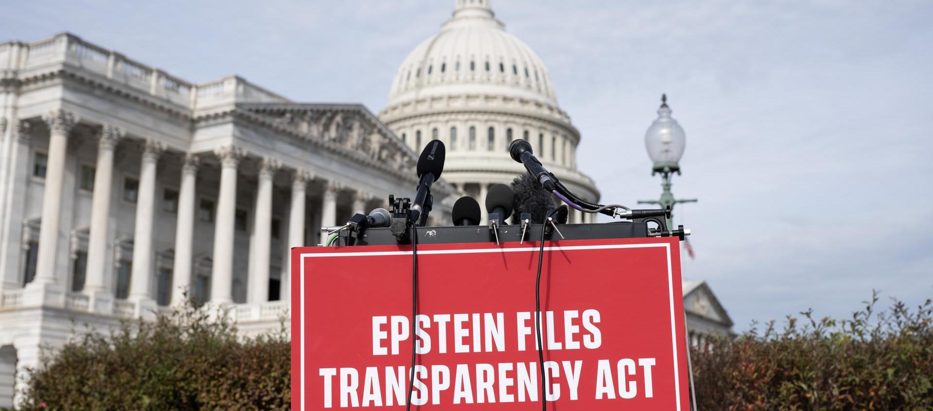 Fotografía de un cartel sobre el caso del pederasta Jeffrey Epstein.