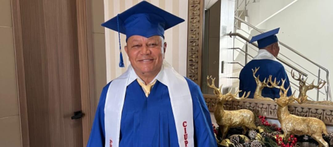 El excampeón mundial de boxeo Sugar Baby Rojas poco antes de recibir su diploma de bachiller. 