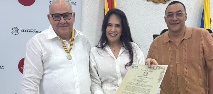 Javier Barandalla, tras recibir el reconocimiento, con los concejales Mary Henríquez de Chahín y Antonio Bohórquez.
