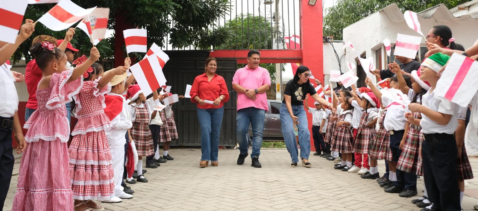 El alcalde de Baranoa, Édinson Palma, acompañado de Maribel Castro, secretaria de educación del Atlántico.