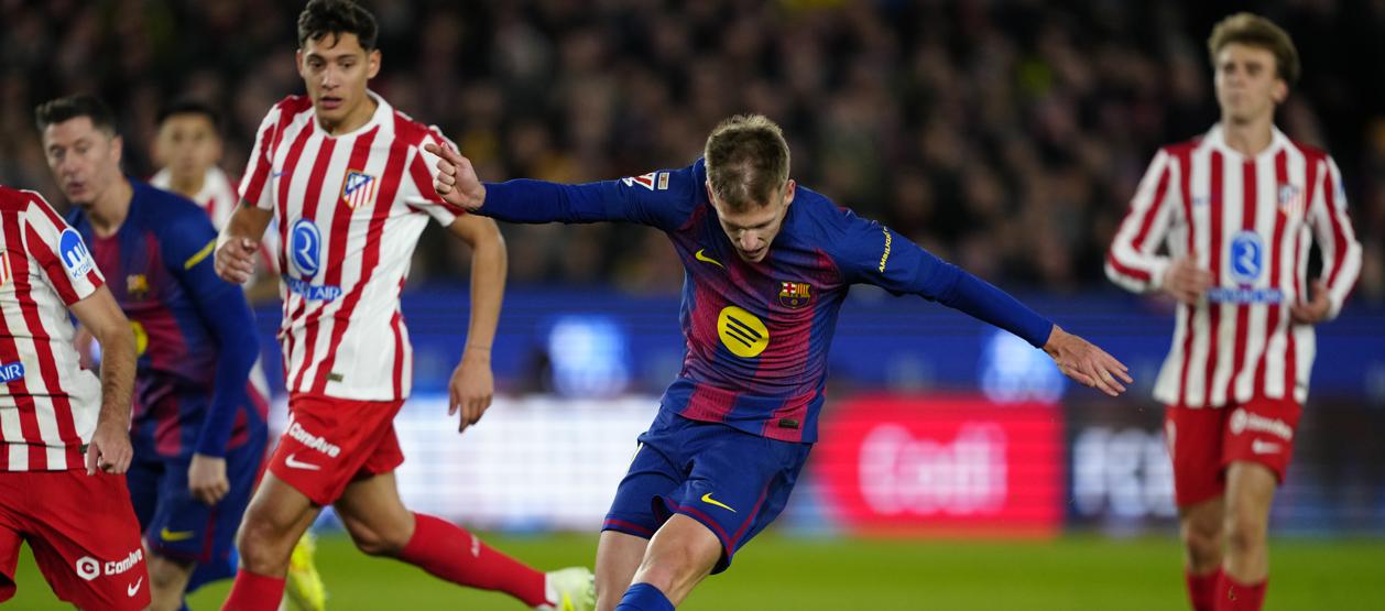Dani Olmo remata al arco del Atlético para marcar el segundo gol del Barcelona. 