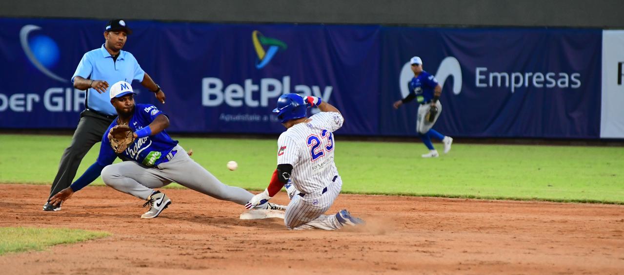 Juan Fernández, de Caimanes, llega a salvo a la segunda base 