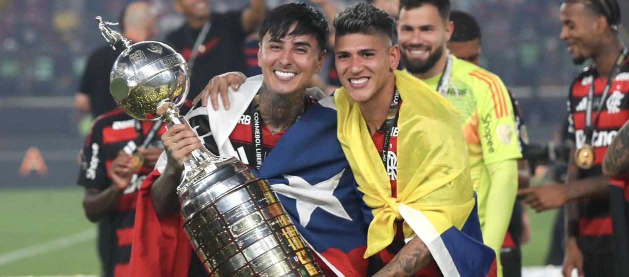 El chileno Erick Pulgar y el colombiano Jorge Carrascal, jugadores del Flamengo. 