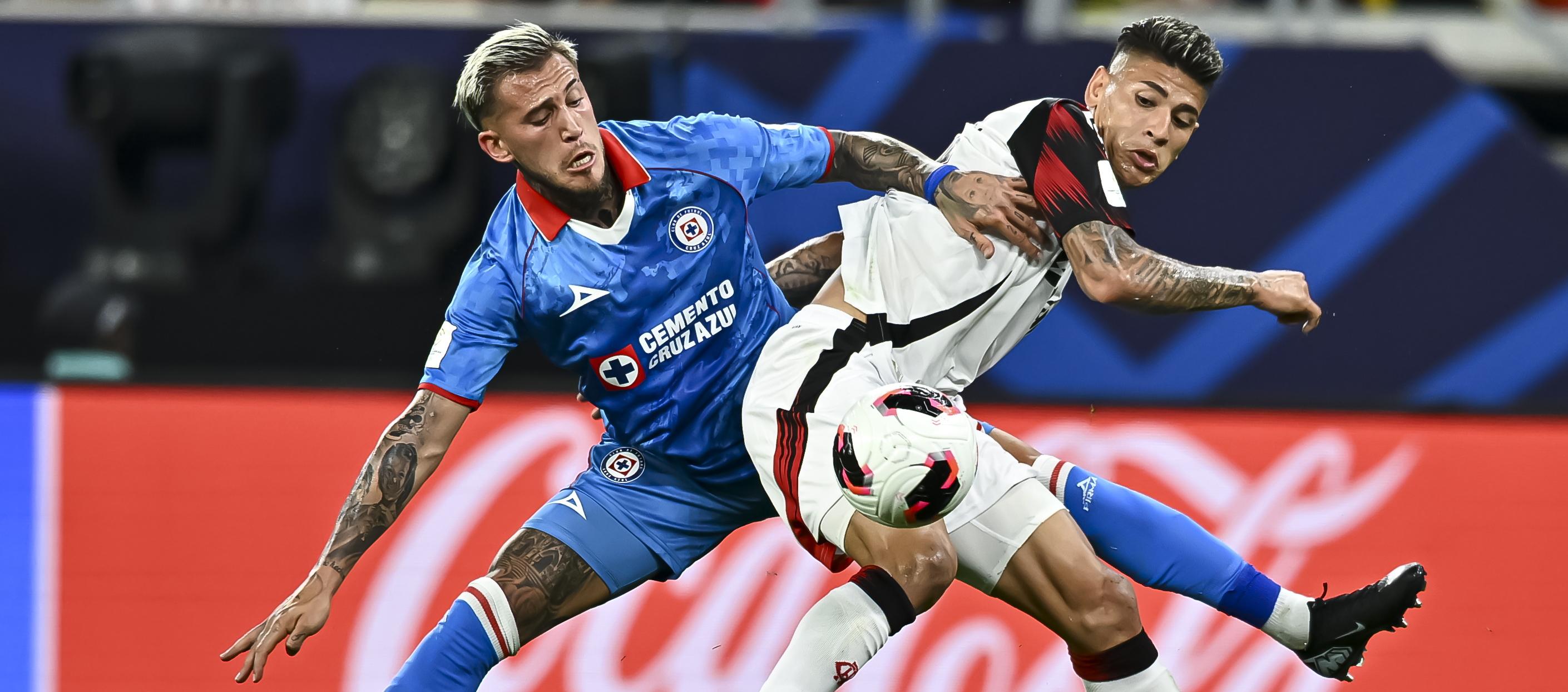 El colombiano Jorge Carrascal disputa el balón con Gonzalo Piovi.