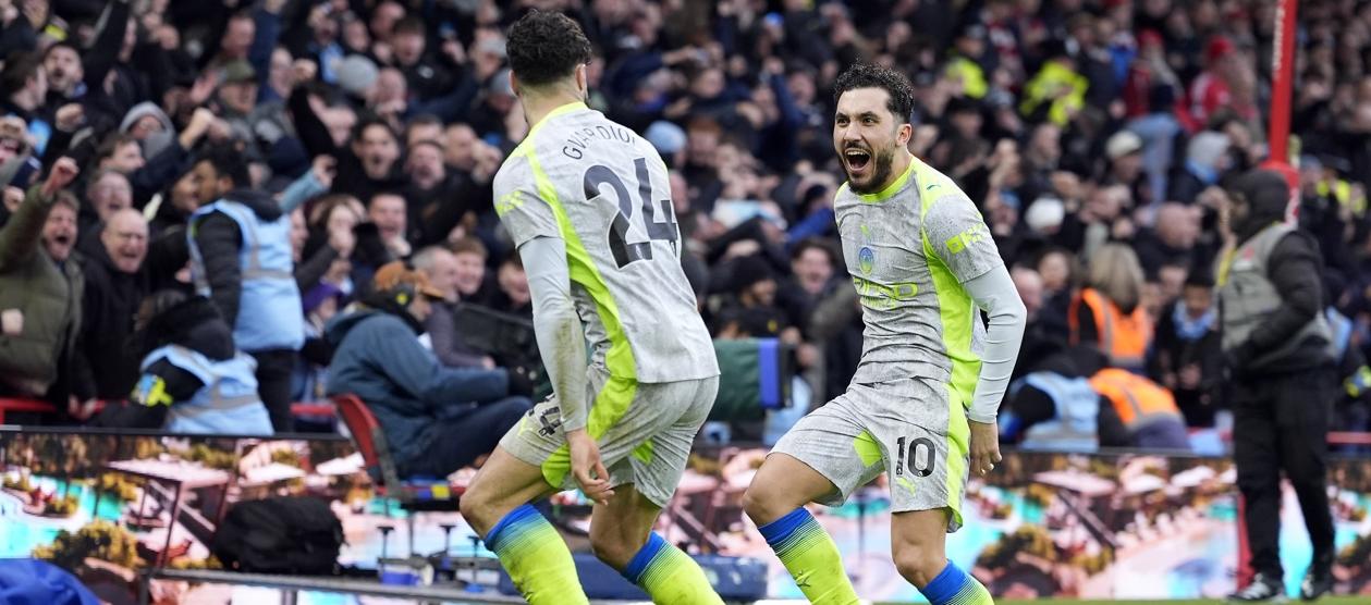 Rayan Cherki celebra con Josko Gvardiol el gol del triunfo del Manchester City.