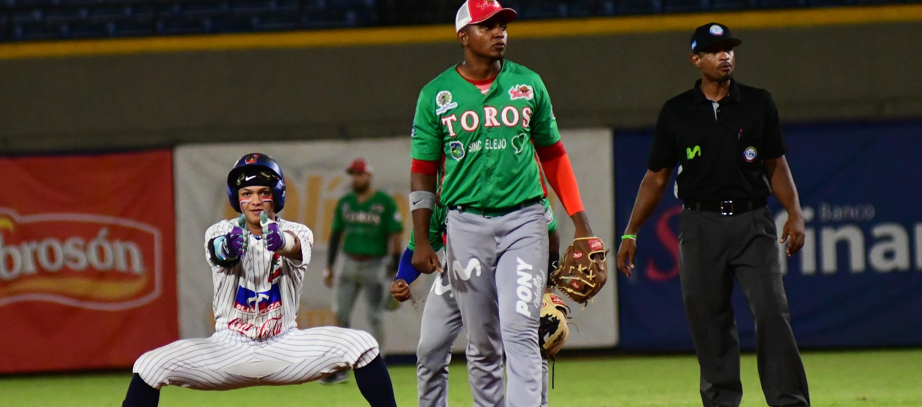 El novato Diego Contreras celebra tras remolcar las dos primeras carreras de Caimanes con un sencillo. 