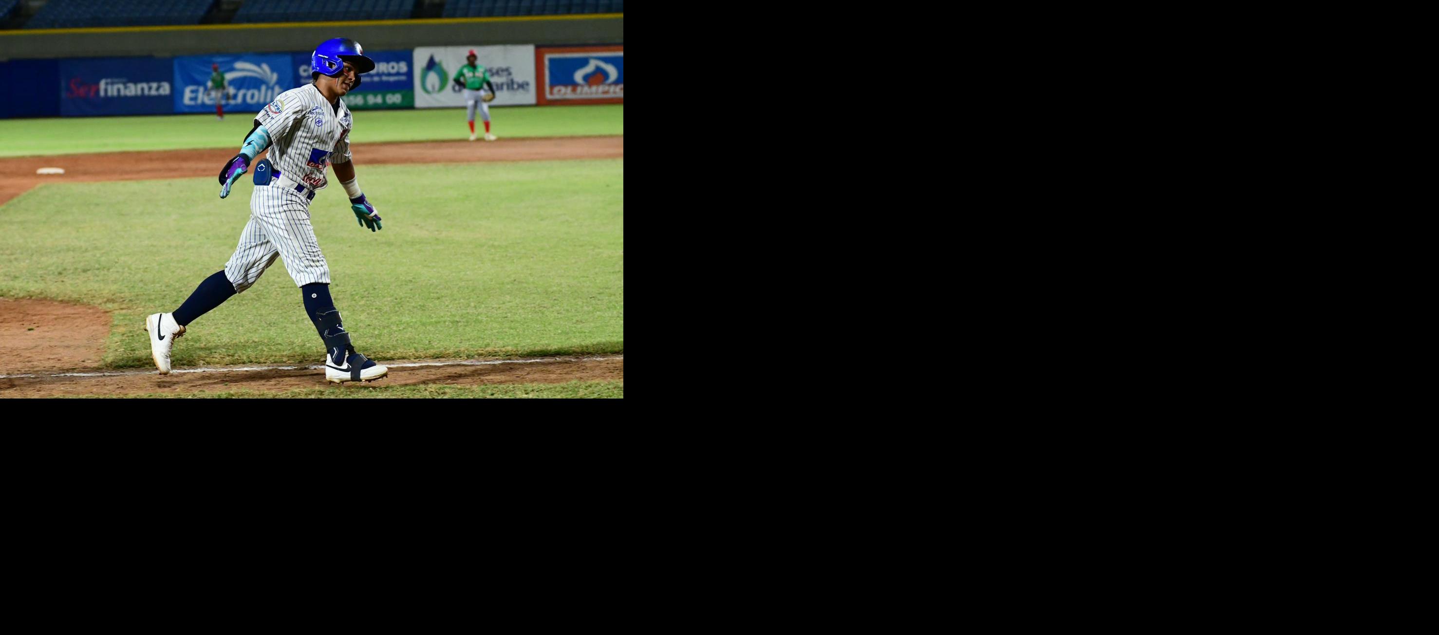 Diego Contreras bateó un jonrón dos carreras en el octavo inning para Caimanes.