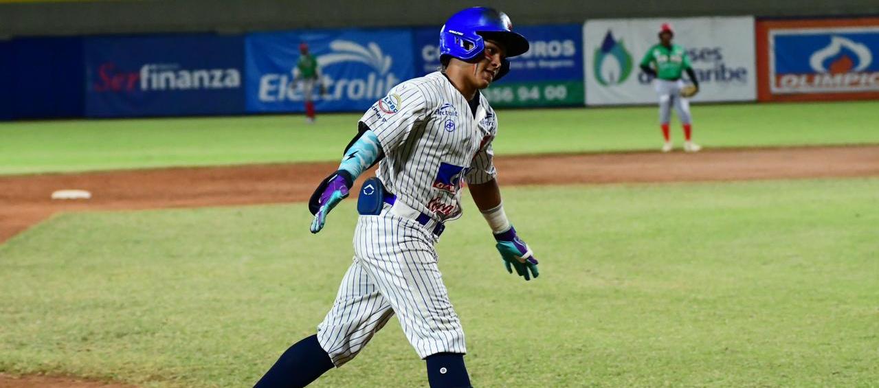 Diego Contreras bateó un jonrón dos carreras en el octavo inning para Caimanes.