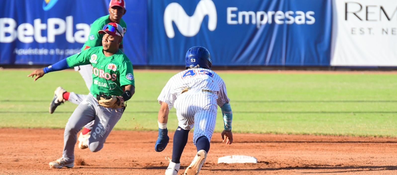 Diego Contreras, corredor de Caimanes, roba la segunda base.