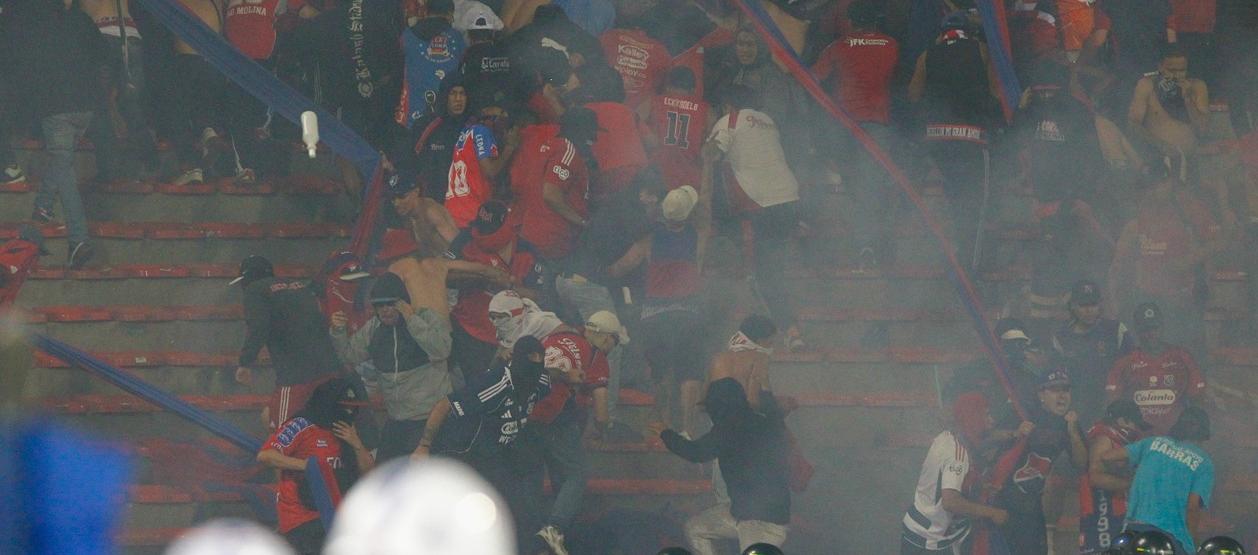 Disturbios en estadio Atanasio