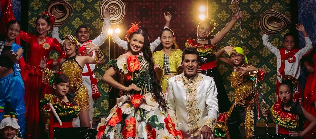 Sharon Acosta, Reina Infantil 2026, junto a su papá, Checo Acosta. 