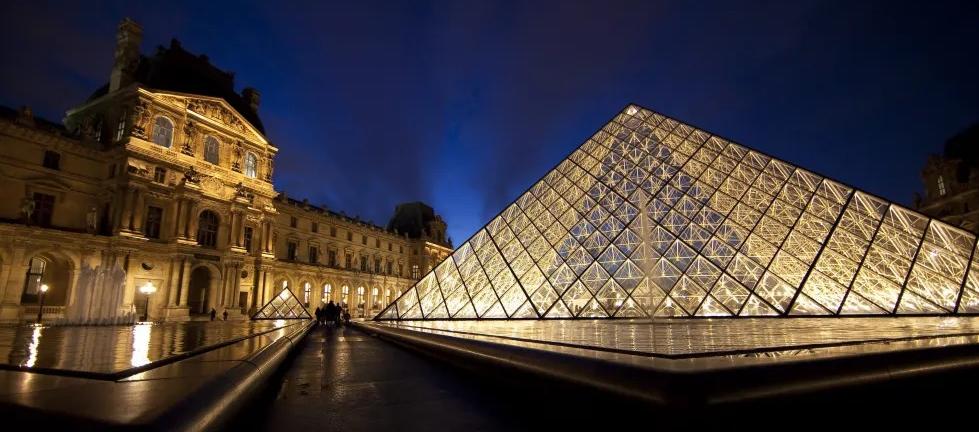 Vista de la pirámide de cristal, entrada al Museo del Louvre. 