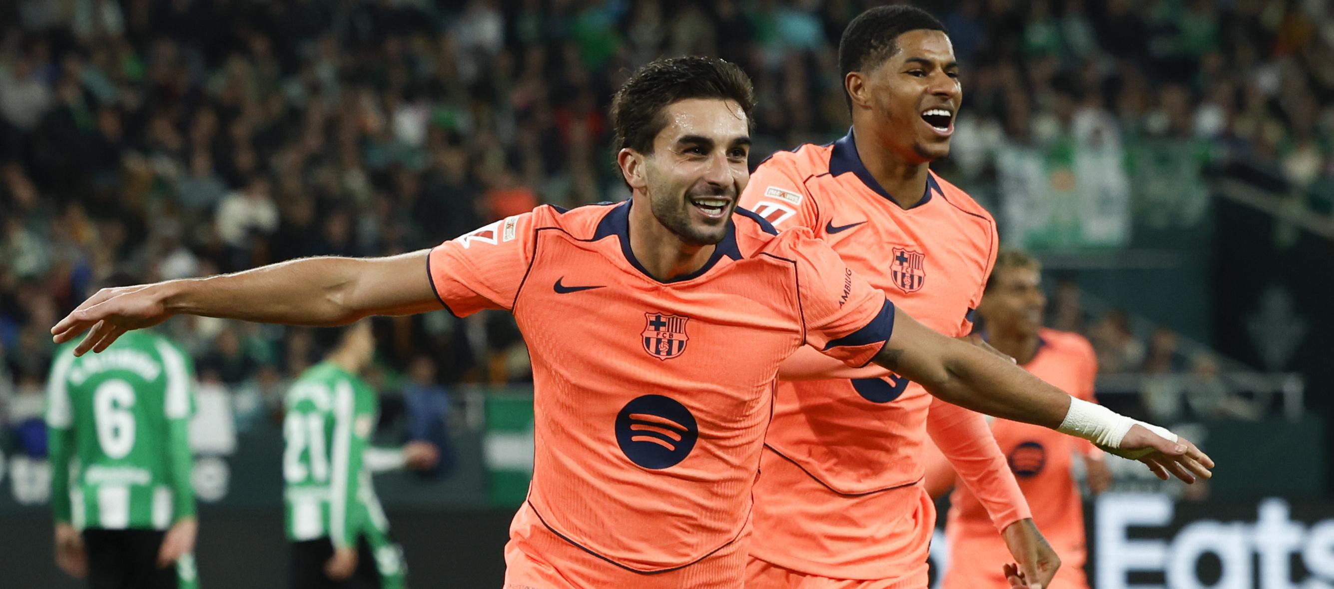 Ferran Torres, autor de un triplete, festeja con Marcus Rashford.