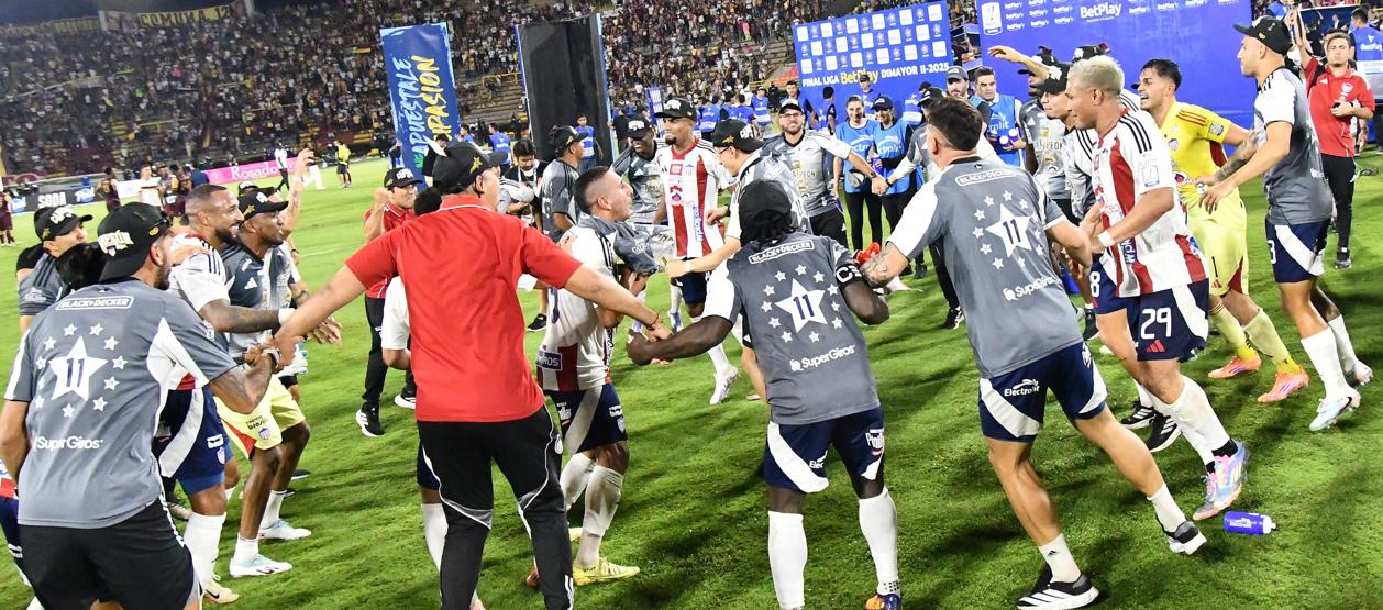 La celebración de los jugadores del Junior en el césped del estadio Manuel Murillo Toro de Ibagué. 