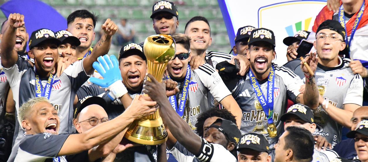 El plantel del Junior con el trofeo de campeón. 