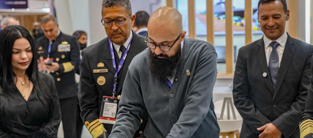 Director de la Ungrd, Carlos Carrillo, firma convenio para construir buque para emergencias. 