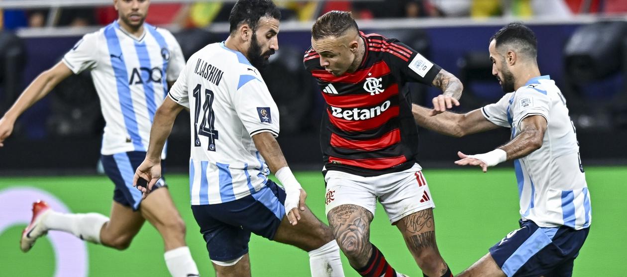 Everton Soares, de Flamengo, intenta avanzar entre dos rivales. 