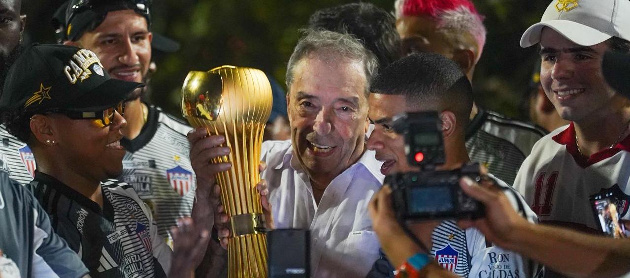 Fuad Char con el trofeo de campeón alcanzado por Junior junto a José Enamorado.