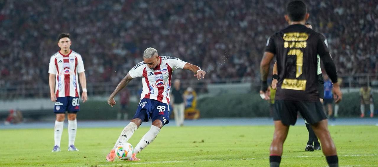 El tiro libre cobrado por Jermein Peña que terminó en el gol del empate para Junior. 