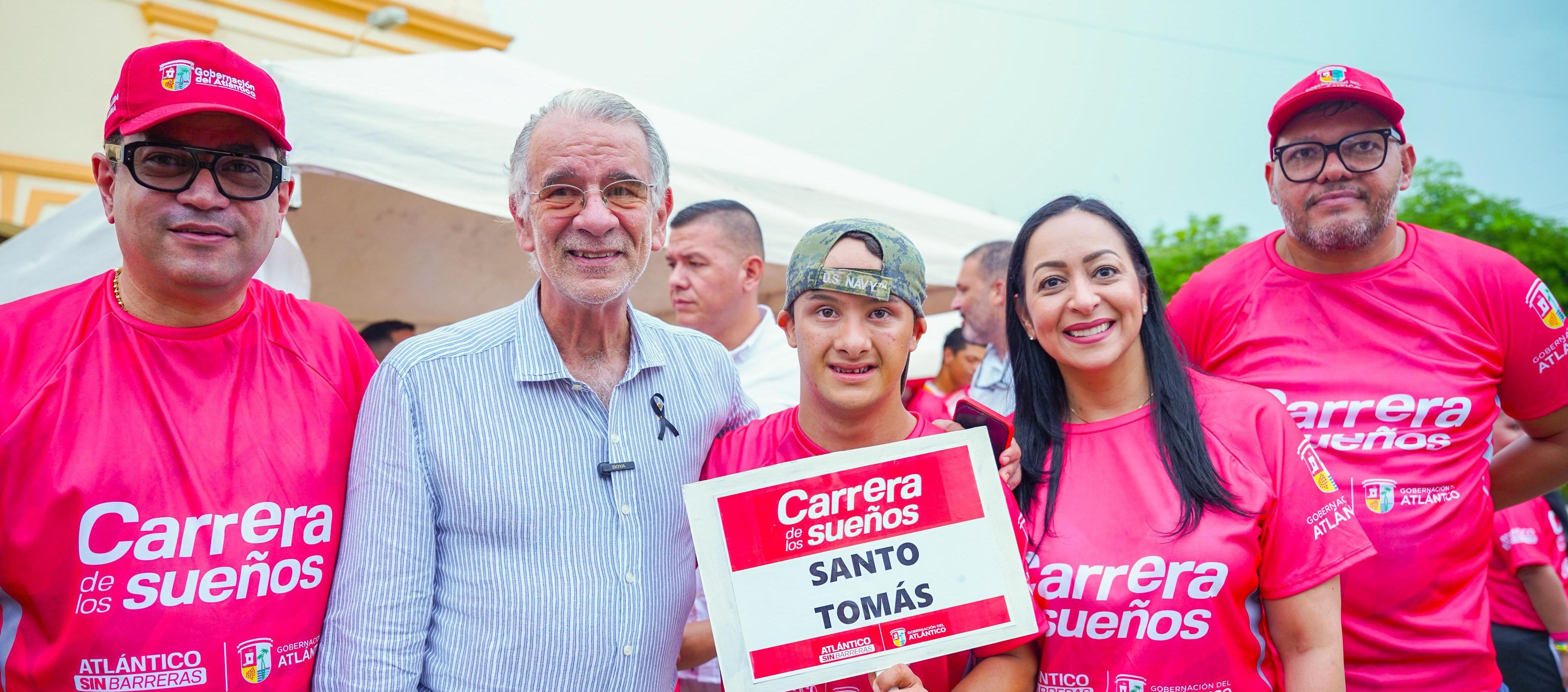 Gobernador Eduardo Verano y la Gerente de Capital Social, Karina Llanos, junto a beneficiarios del programa social.