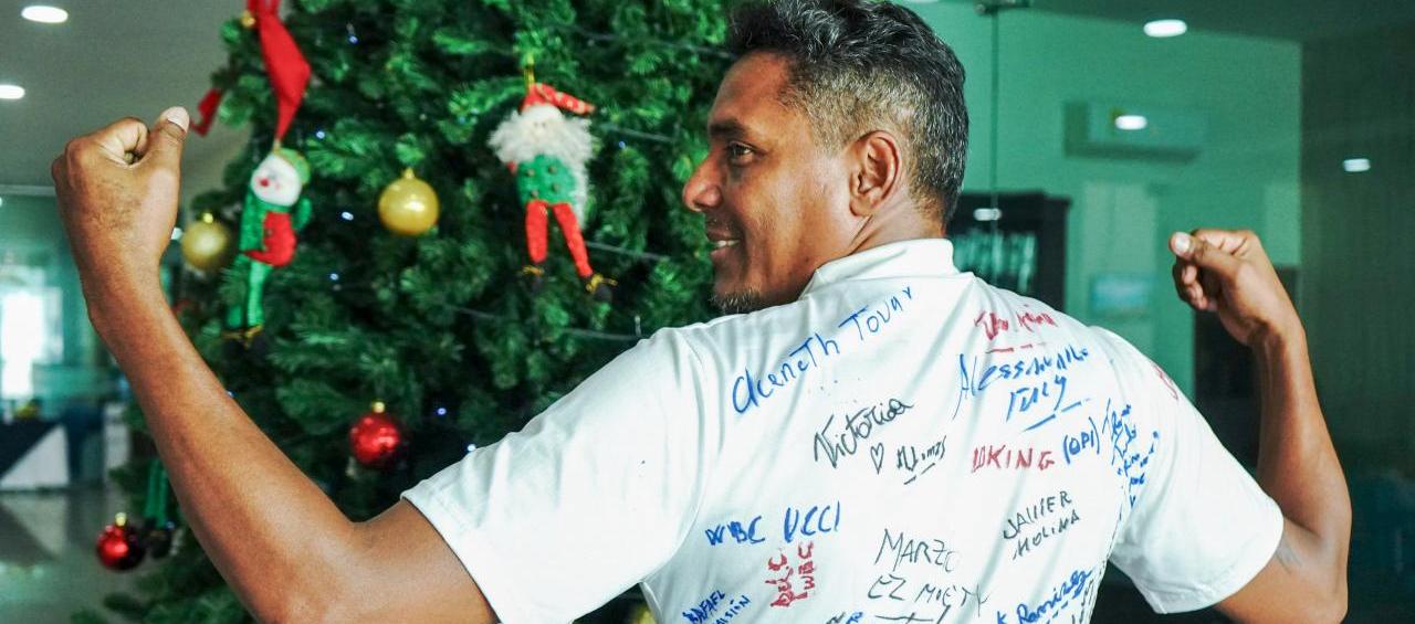 Lenin Utria con la camiseta firmada por los participantes en el Grand Prix. 
