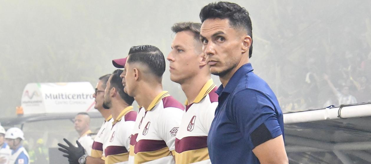 Lucas González, técnico del Tolima, en los actos protocolarios previos al partido contra Junior.