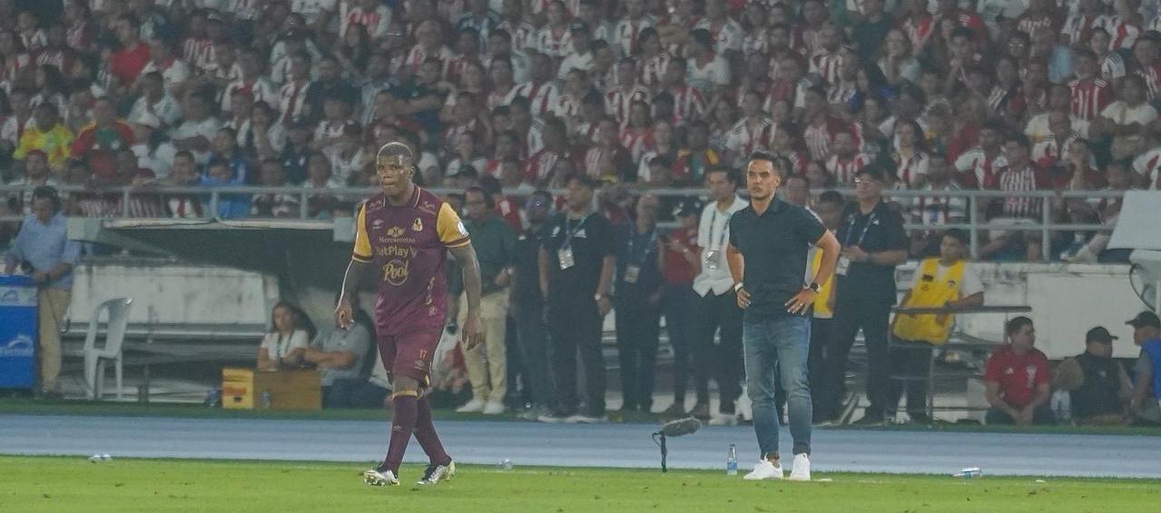 Lucas González, técnico del Tolima, durante el partido contra Junior.