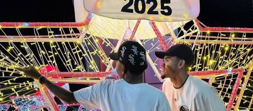 Luis Díaz y su hermano Jesús junto a la estrella de 2025 alcanzada por Junior. 