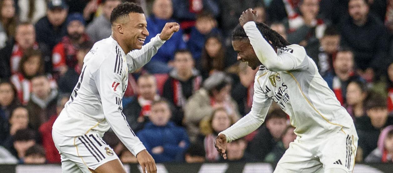 Kylian Mbappé festeja un gol con su compañero Eduardo Camavinga. 