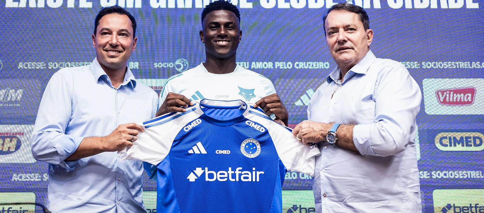 Néiser Villarreal acompañado de los directivos del Cruzeiro, Pedro Junior y Pedro Lourenço. 