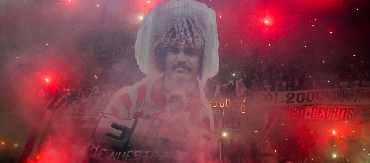 El tifo en homenaje al 'Pibe' Valderrama por parte del Frente Rojiblanco Sur. 