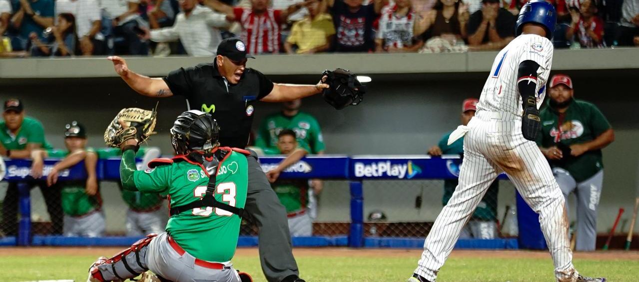 Shalin Polanco es declarado quieto en el plato para anotar la carrera del empata para Caimanes.