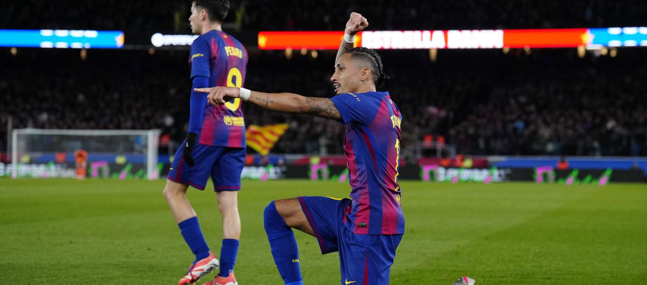 El brasileño Raphinha celebra su segundo gol ante el Osasuna. 