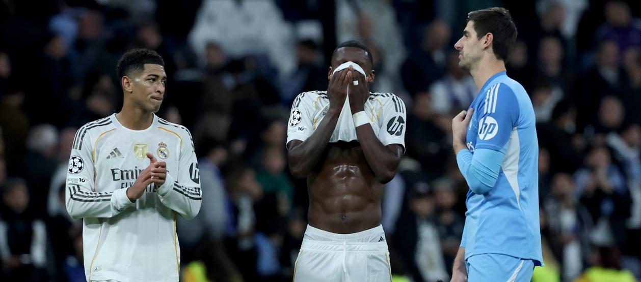 El desconsuelo de Bellingham, Rüdiger y Courtois, jugadores del Real Madrid, tras la derrota.
