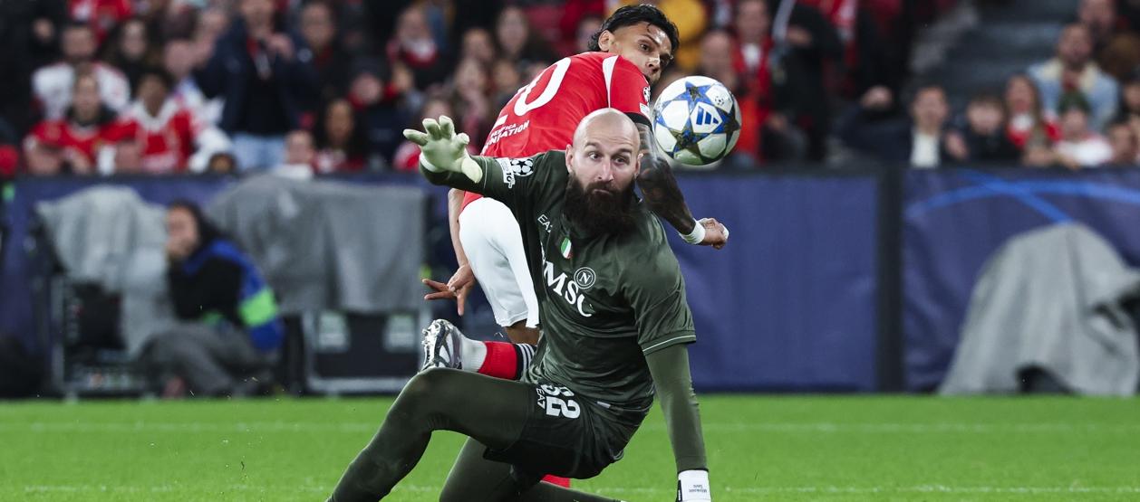 Acción en la que Richard Ríos marcó el primer gol del Benfica ante el Nápoles. 