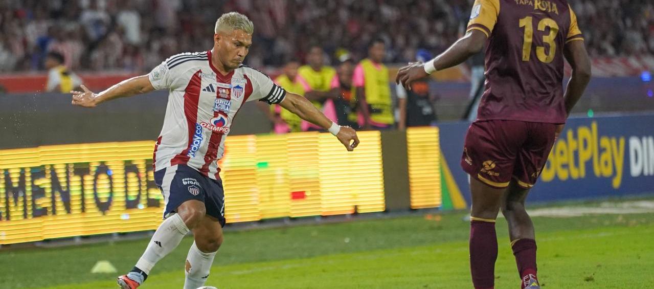 Teófilo Gutiérrez encara a Mauricio González, del Tolima. 