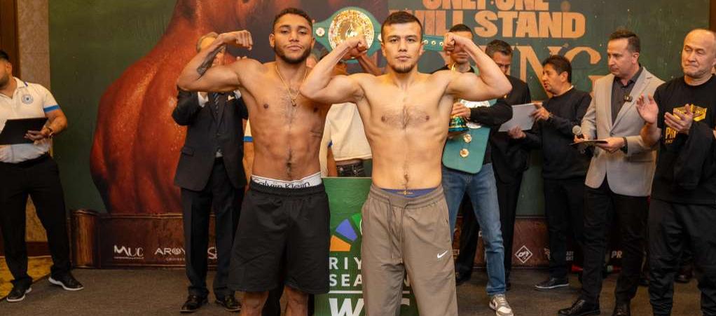 Carlos Utria tras el pesaje con su rival en la final del Grand Prix el uzbeko Mujibillo Tursunov. 